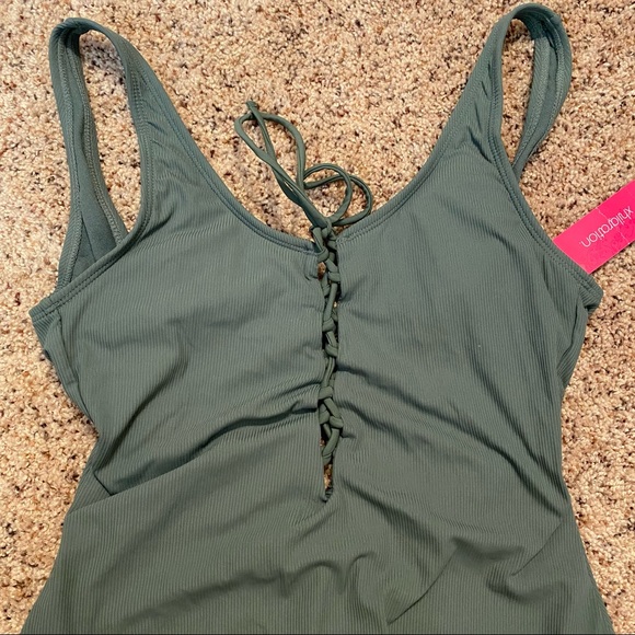 Front tie high cut NWT - Picture 2 of 3